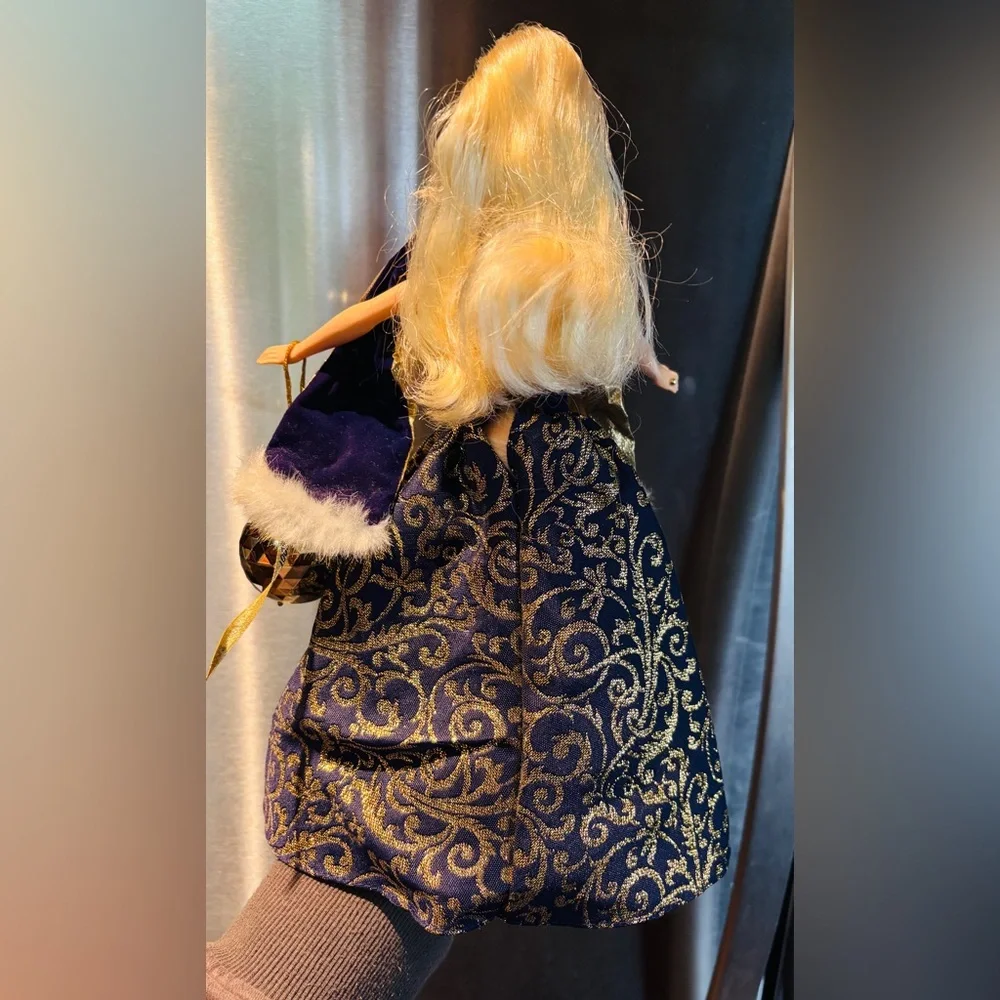 2001 Mattel "Ring in the New Year" Barbie doll. - Picture 3 of 6